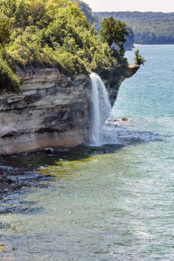 Sprey Falls adlı resimde kayalar göl kıyısındaki Superior Gölü üzerinde