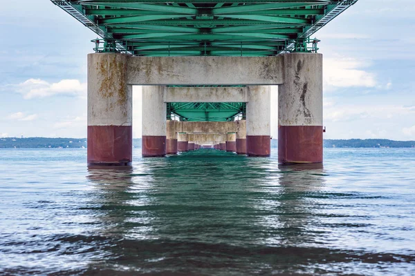 Under the Mackinac Bridge, in Mackinaw Michigan — Stock Photo, Image