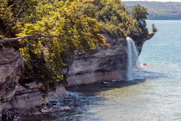 Spray Falls au bord du lac National Pictured Rocks sur le lac Superio — Photo