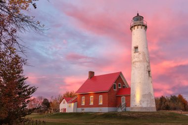 Tawas noktası deniz feneri gün batımında, Michigan Gölü Huron