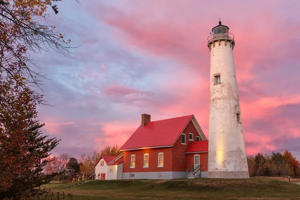Tawas noktası deniz feneri gün batımında, Michigan Gölü Huron