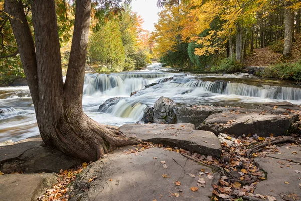 Upper Falls Bond jesienią. Górny półwysep — Zdjęcie stockowe