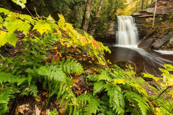 Caídas húngaras en la península de Keweenaw de Michigan — Foto de Stock