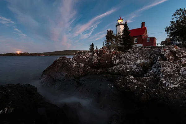 Eagle Harbor Light à noite na Península de Keweenaw em Michiga — Fotografia de Stock