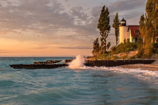 Hora de ouro em Point Betsie farol no Lago Michigan — Fotografia de Stock