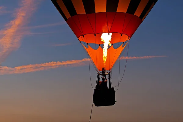 Bir sıcak hava balonu günbatımında sürme