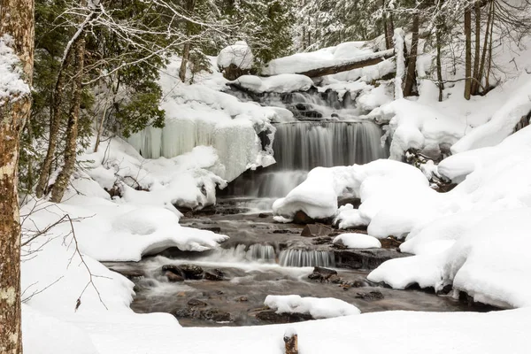 Cachoeira no País das Maravilhas Inverno — Fotografia de Stock