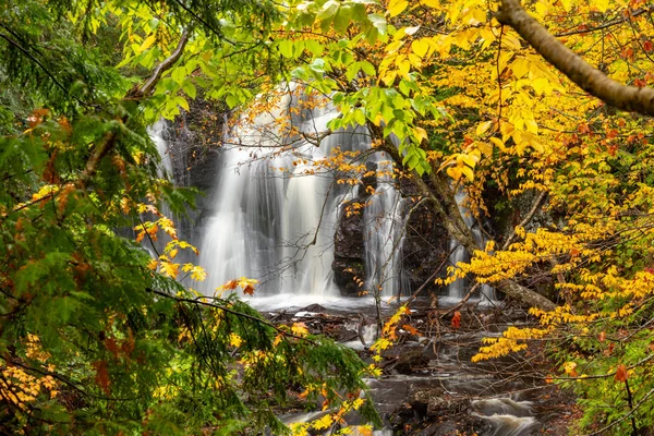 Верхний Венгерский водопад осенью на Верхнем полуострове Мичигана, U — стоковое фото