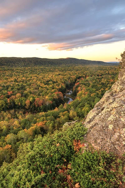 Büyük sazan nehir, kirpi dağlar Michigan, doğal manzara bizi
