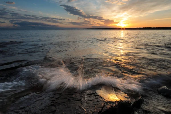 Wschód słońca nad jeziora Superior w północnym Michigan, Stany Zjednoczone Ameryki — Zdjęcie stockowe