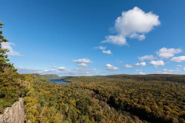 Skyenes innsjø med en dramatisk himmel, Porcupine Mountains, USA – stockfoto