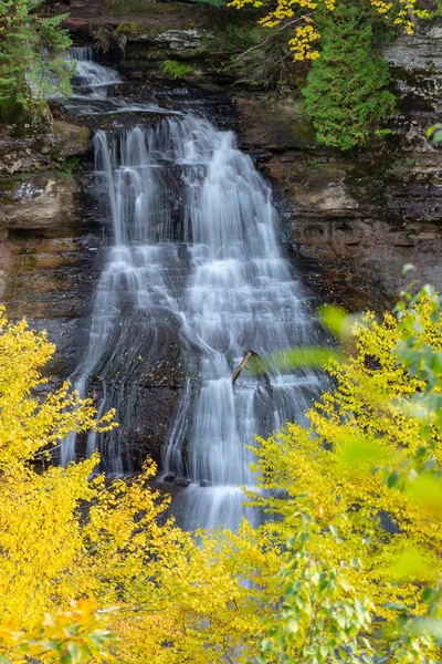 Часовня-водопад в живописных скалах на Верхнем полуострове Мичига — стоковое фото