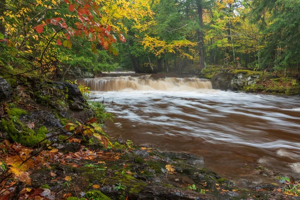 石板河瀑布 在石板河上 周围的秋天生动的颜色在密歇根州上半岛 — 图库照片