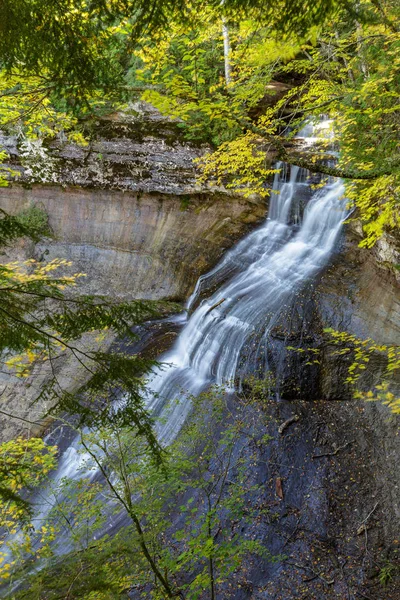 Şapel Falls adlı resimde kayalarda Michiga üst Yarımadası — Stok fotoğraf