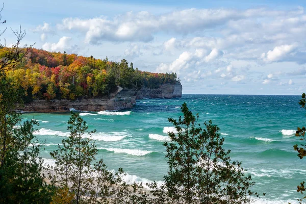 Kapellenstrand im Herbst an den abgebildeten Felsen nationales Seeufer, USA Stockbild