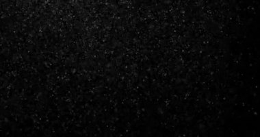 Siyah zemin üzerinde doğal beyaz kar yağışı