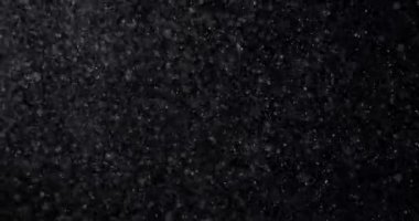 Siyah zemin üzerinde doğal beyaz kar yağışı