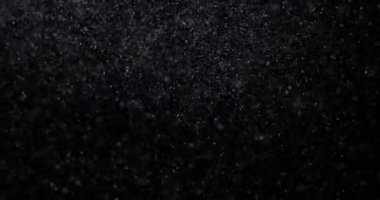 Siyah zemin üzerinde doğal beyaz kar yağışı