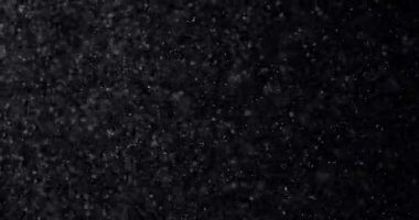 Siyah zemin üzerinde doğal beyaz kar yağışı