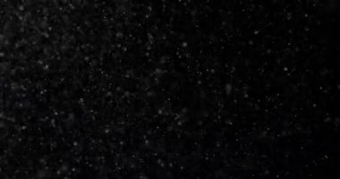 Siyah zemin üzerinde doğal beyaz kar yağışı