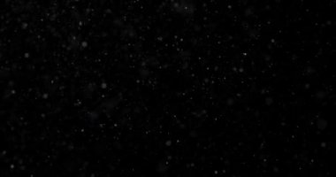 Siyah zemin üzerinde doğal beyaz kar yağışı