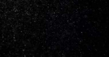 Siyah zemin üzerinde doğal beyaz kar yağışı