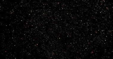 Havai fişek patlaması siyah bir arkaplanda kıvılcım saçar