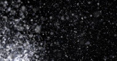 Siyah zemin üzerinde doğal beyaz kar yağışı