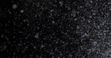 Siyah zemin üzerinde doğal beyaz kar yağışı