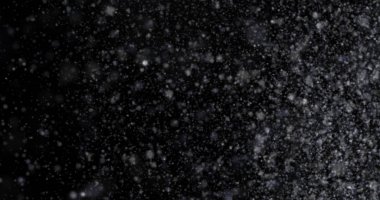 Siyah zemin üzerinde doğal beyaz kar yağışı