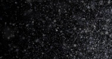 Siyah zemin üzerinde doğal beyaz kar yağışı