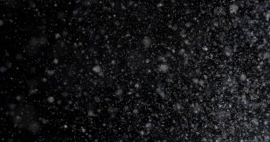 Siyah zemin üzerinde doğal beyaz kar yağışı