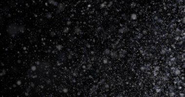 Siyah zemin üzerinde doğal beyaz kar yağışı