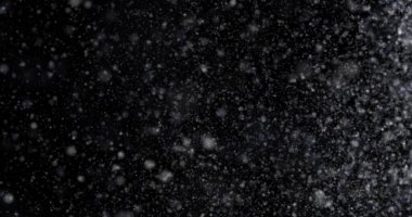 Siyah zemin üzerinde doğal beyaz kar yağışı