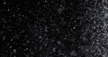 Siyah zemin üzerinde doğal beyaz kar yağışı