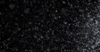 Siyah zemin üzerinde doğal beyaz kar yağışı