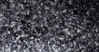 Siyah zemin üzerinde doğal beyaz kar yağışı