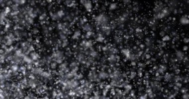 Siyah zemin üzerinde doğal beyaz kar yağışı