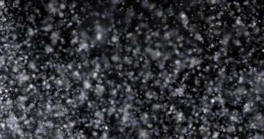 Siyah zemin üzerinde doğal beyaz kar yağışı