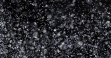 Siyah zemin üzerinde doğal beyaz kar yağışı