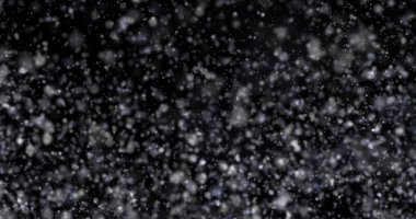 Siyah zemin üzerinde doğal beyaz kar yağışı