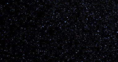 Siyah arkaplanda uçan toz parçacıkları