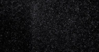 Siyah zemin üzerinde doğal beyaz kar yağışı