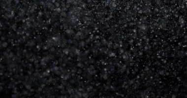 Siyah zemin üzerinde doğal beyaz kar yağışı