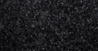 Siyah zemin üzerinde doğal beyaz kar yağışı