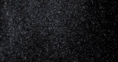 Siyah zemin üzerinde doğal beyaz kar yağışı