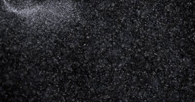 Siyah zemin üzerinde doğal beyaz kar yağışı