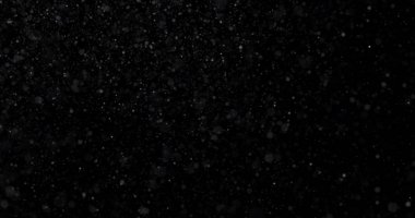 Siyah zemin üzerinde doğal beyaz kar yağışı