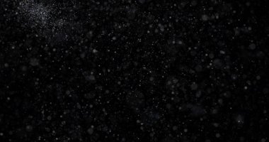 Siyah zemin üzerinde doğal beyaz kar yağışı