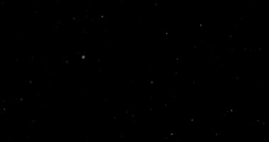 Siyah arkaplanda uçan toz parçacıkları